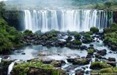 Las cataratas de Iguazú multiplican por diez su volumen de aguas debido a las torrenciales lluvias