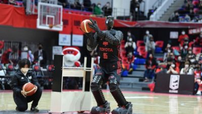 El robot jugador de baloncesto con un récord Guinness ahora también está aprendiendo a driblear
