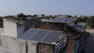 La primera aldea de la India energizada exclusivamente con energía solar