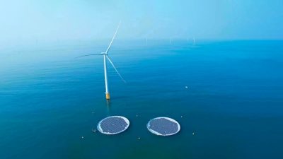 China pone en marcha la primera central flotante híbrida eólica-solar del mundo