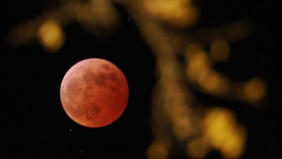 Así se vio la última Luna de Sangre de 2022, completamente eclipsada por la sombra terrestre