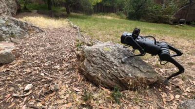 Nuevo y barato robot con patas capaz de subir y bajar escaleras