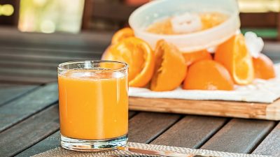El tiempo que tardas en tomarte un jugo de naranja repercute en su aporte nutricional