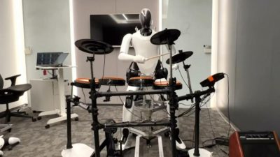 Xiaomi enseña a su robot humanoide a tocar la batería