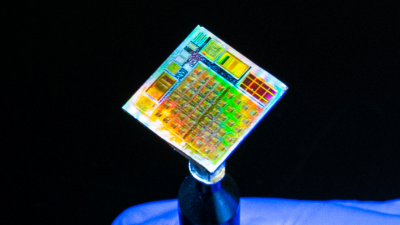 Crean un microchip híbrido con materiales 2D que podría utilizarse en redes neuronales para inteligencia artificial