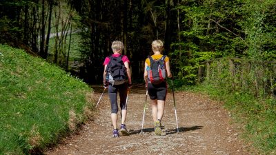Marcha nórdica: ¿qué ventajas tiene caminar con bastones?