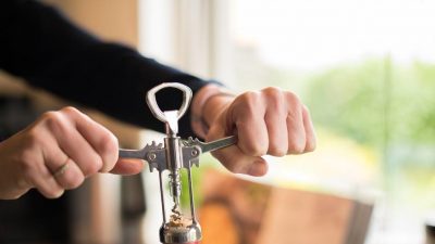 Por qué no deberías cerrar una botella empezada de vino con el mismo corcho