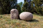 Los arqueólogos descubren una enorme piedra fálica durante las excavaciones de los entierros vikingos en Suecia