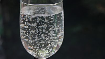 ¿Es una alternativa saludable beber agua con gas? Esto dice la ciencia