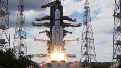 La India lanza su misión al inexplorado polo sur de la Luna