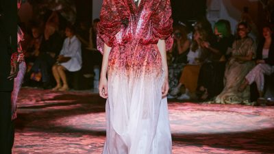 Yuima Nakazato crea moda sostenible a partir de prendas desechadas procedentes de África