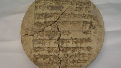Descubren en un manuscrito del Museo Sefardí de Toledo una nueva inscripción cuneiforme en lengua sumeria