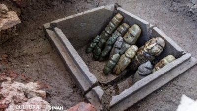 Hallan la ofrenda 186 del Templo Mayor: un cofre repleto de hombrecitos de piedra y corales marinos
