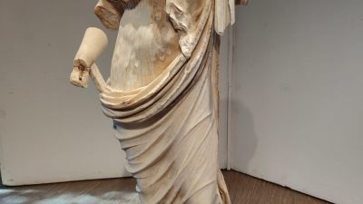 El CSIC halla una estatua femenina de mármol de época romana en Tusculum
