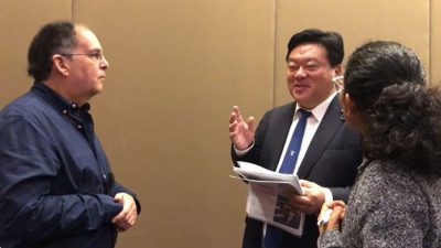 Giorgio Piacenza dialoga el congresista japones Yoshiharu Azakawa