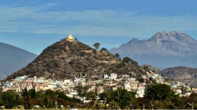 Arqueólogos confirman la existencia de un templo prehispánico en la cima del cerro de San Miguel, en Puebla