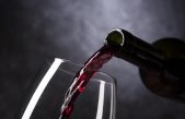 Revelan posible causa de dolor de cabeza tras beber vino