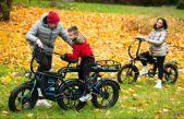 Es una de las bicicletas eléctricas más extrañas que hemos visto: tiene 3 ruedas y están en línea