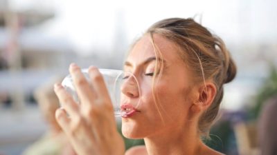 Una forma sorprendentemente sencilla de eliminar los microplásticos del agua potable