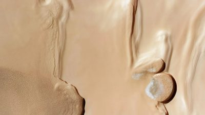 Así lucen las dunas de hielo y arena halladas en el polo norte de Marte