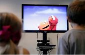 Exposición a pantallas frena desarrollo verbal de los niños