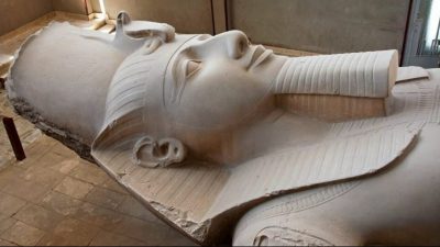 Encuentran la cabeza de una colosal estatua de Ramsés II